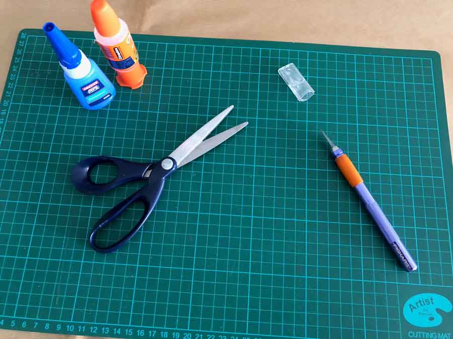 Tapis de découpe, scalpel, ciseaux, colle